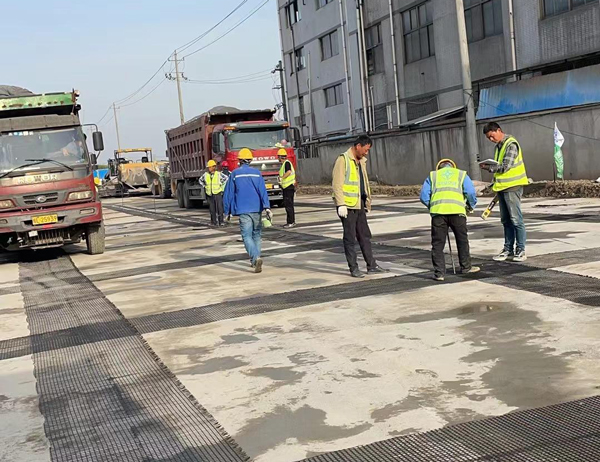 青田老材料的新故事：玻璃纤维土工格栅如何在‘白改黑’浪潮中重获新生？